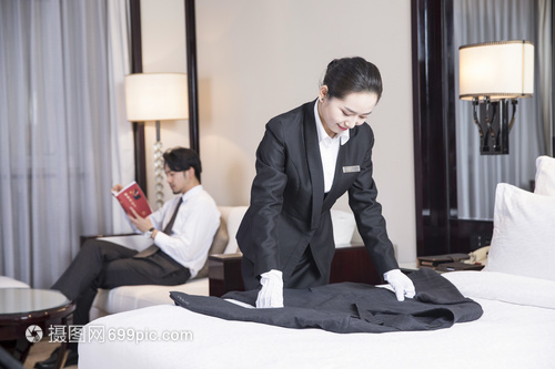 酒店服務人員疊衣服攝影服務 打造視覺盛宴與品牌升級